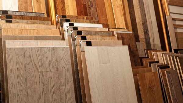 showroom modern amenajat cu pardoseală PVC cu aspect de lemn natural.